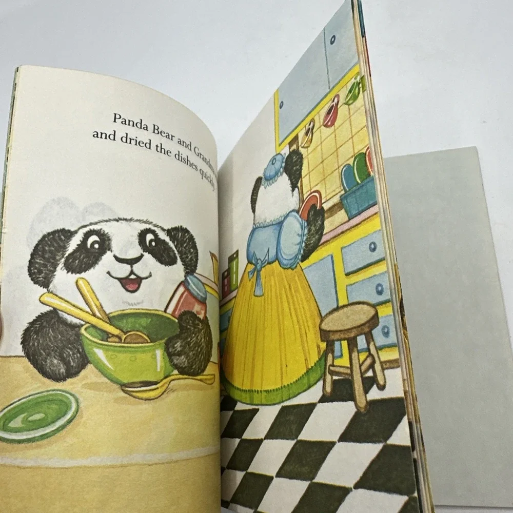 A First Little Golden Book : Panda Bear's‎ Secret - Michaela Muntean (HC, 1982)